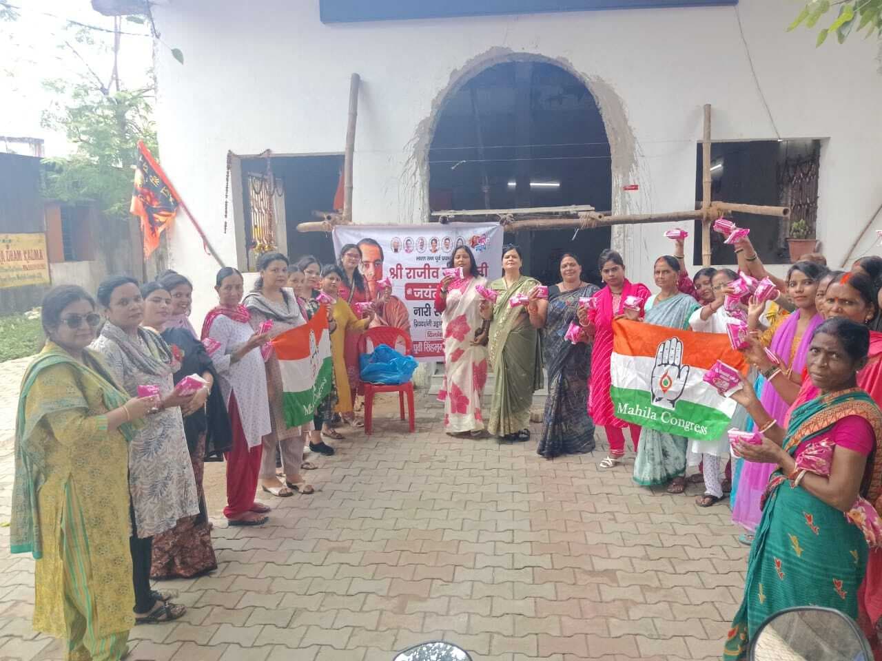 Jamshedpur news. महिला कांग्रेस ने राजीव गांधी की 81वीं जयंती मनायी