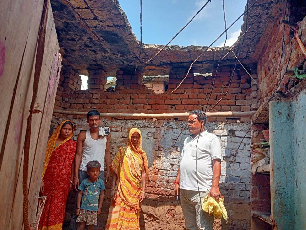 मंझियारा में घर का छत गिरने से एक परिवार आया खुले आसमान के नीचे