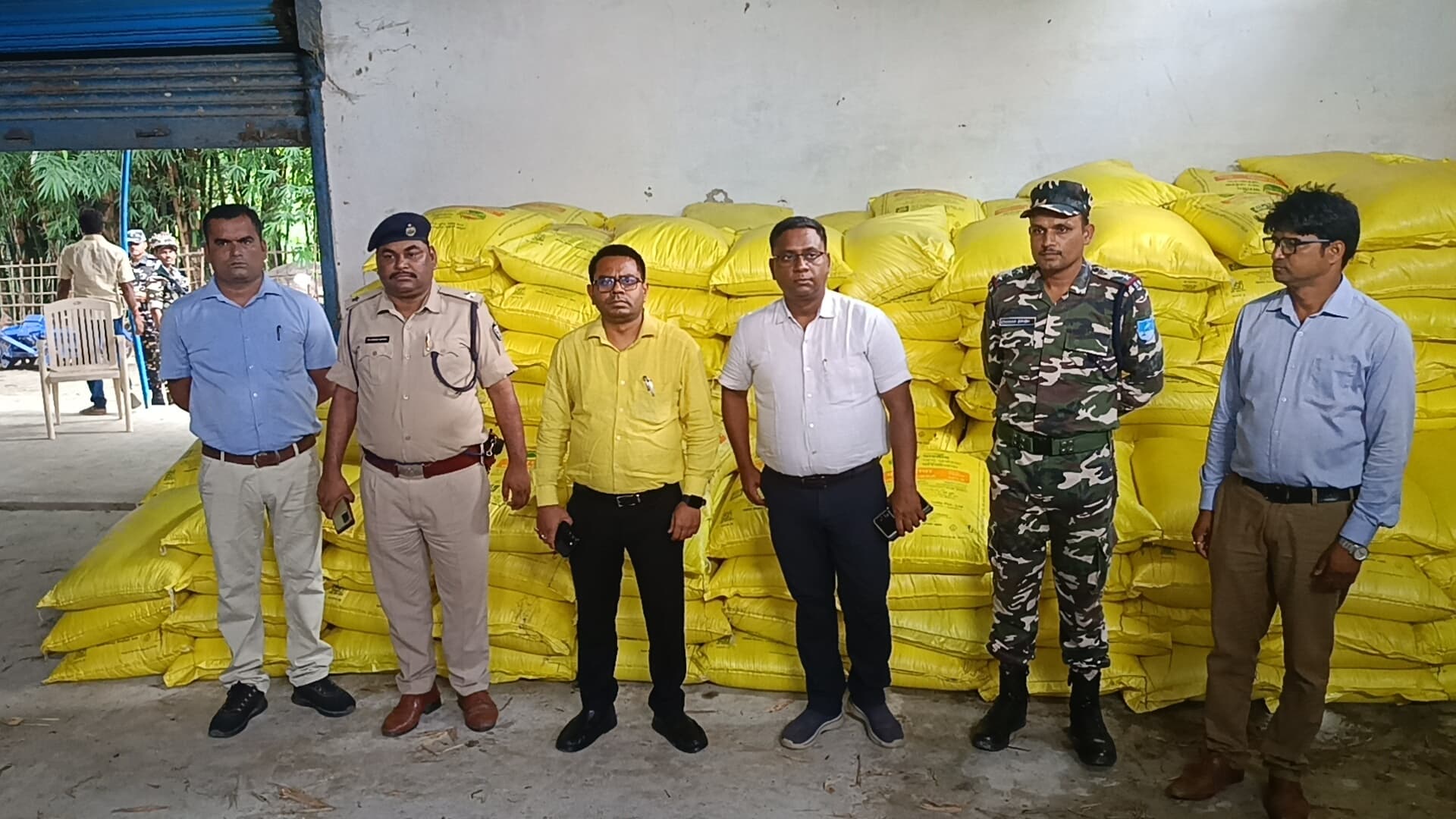 परमानंदपुर पैक्स गोदाम से कालाबाजारी का 246 बैग यूरिया जब्त
