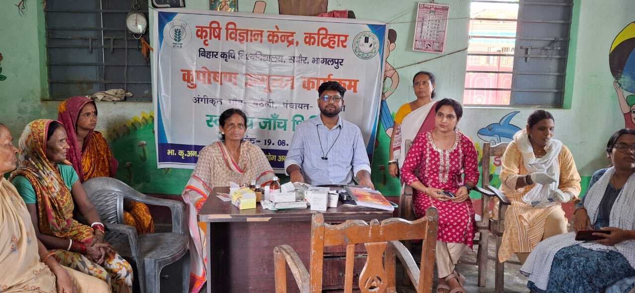 हेल्थ कैम्प में नि:शुल्क जांच कर दवा का वितरण