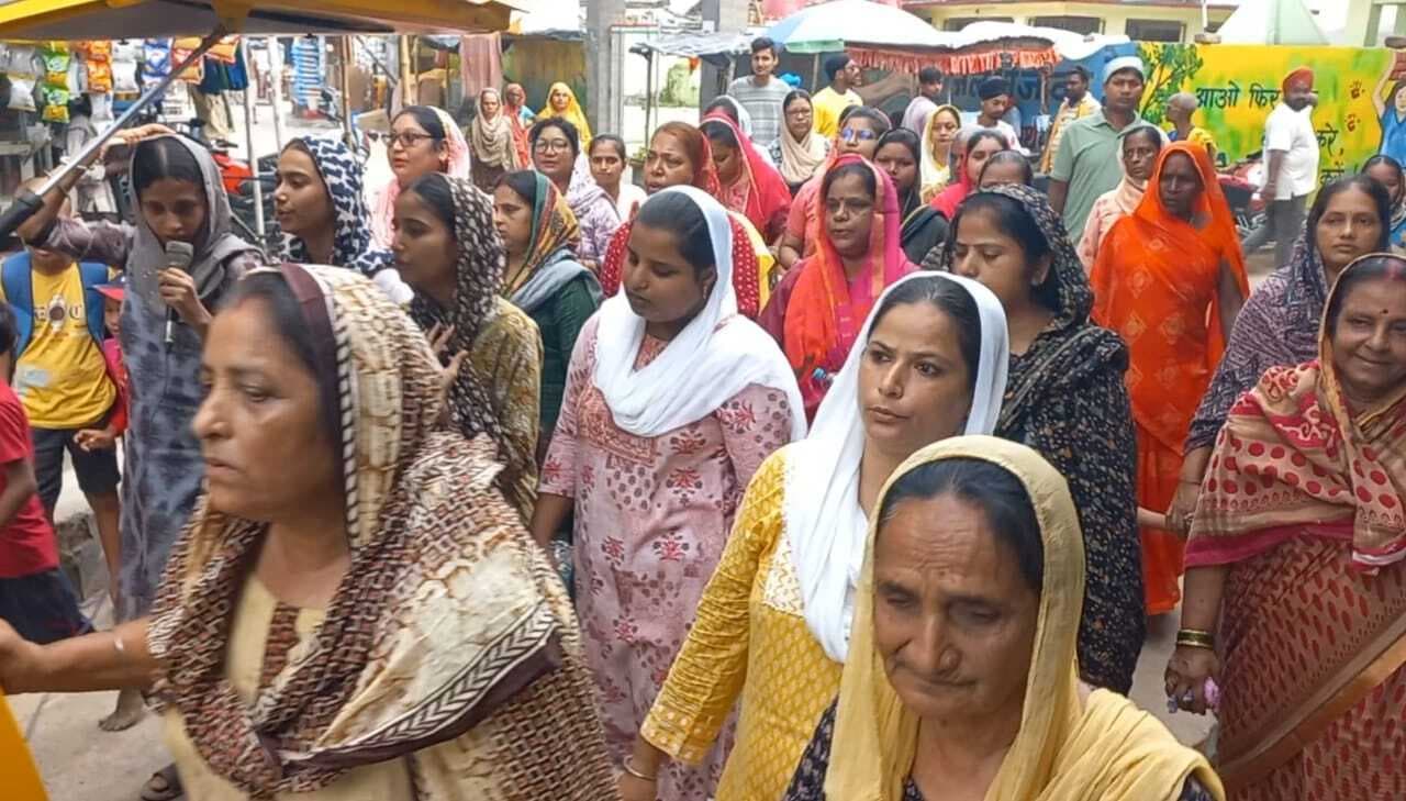 गुरु पर्व को प्रभात फेरी में उमड़ रही श्रद्धालुओं की भीड़