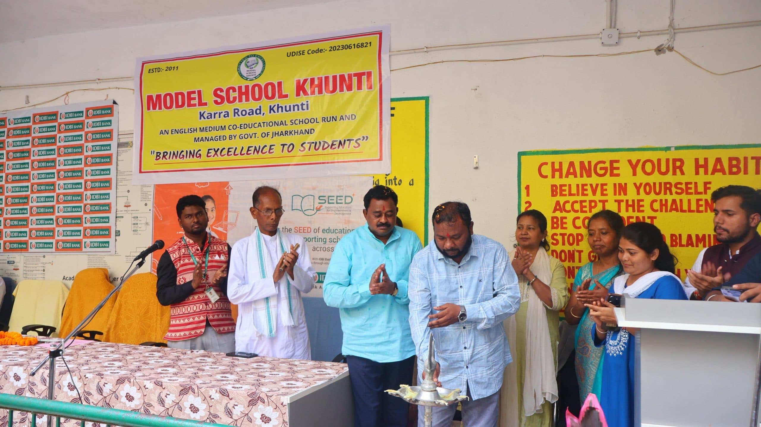 विद्यार्थियों के बीच आवश्यक सामग्री का किया गया वितरण