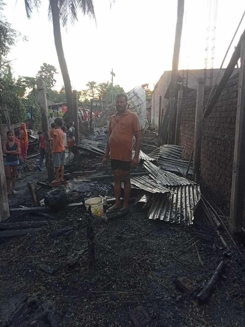 मवेशी घर में जल रहे अलाव से उठी चिंगारी से आठ घर जले, 25 लाख की संपत्ति का नुकसान