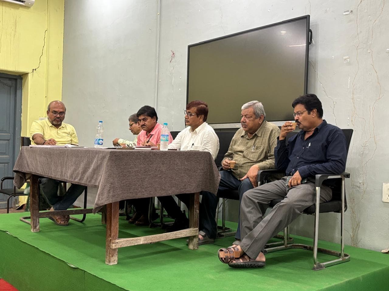 पहली बार डीएस कॉलेज के स्टाफ काउंसिल की बैठक में शिक्षक व कर्मचारियाें ने लिया भाग