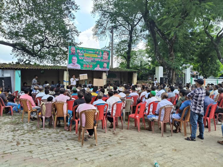 निवास प्रमाण पत्र निर्गत करने में समस्या, दिया धरना