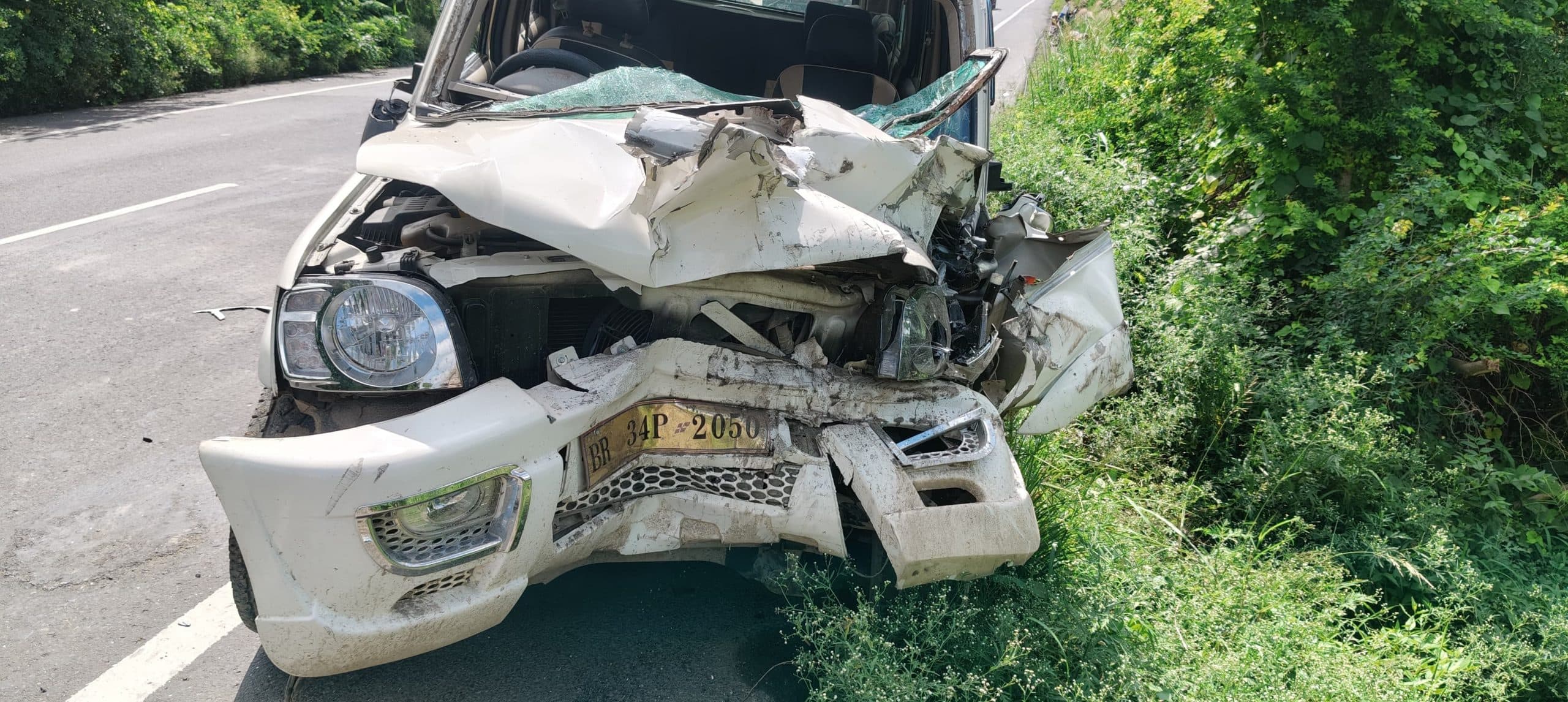 एनएच 31 पर स्कार्पियो ने ट्रक में मारी टक्कर, चार जख्मी