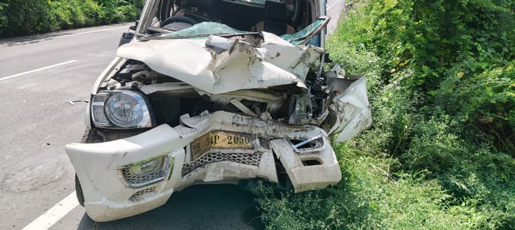 एनएच 31 पर स्कार्पियो ने ट्रक में मारी टक्कर, चार जख्मी