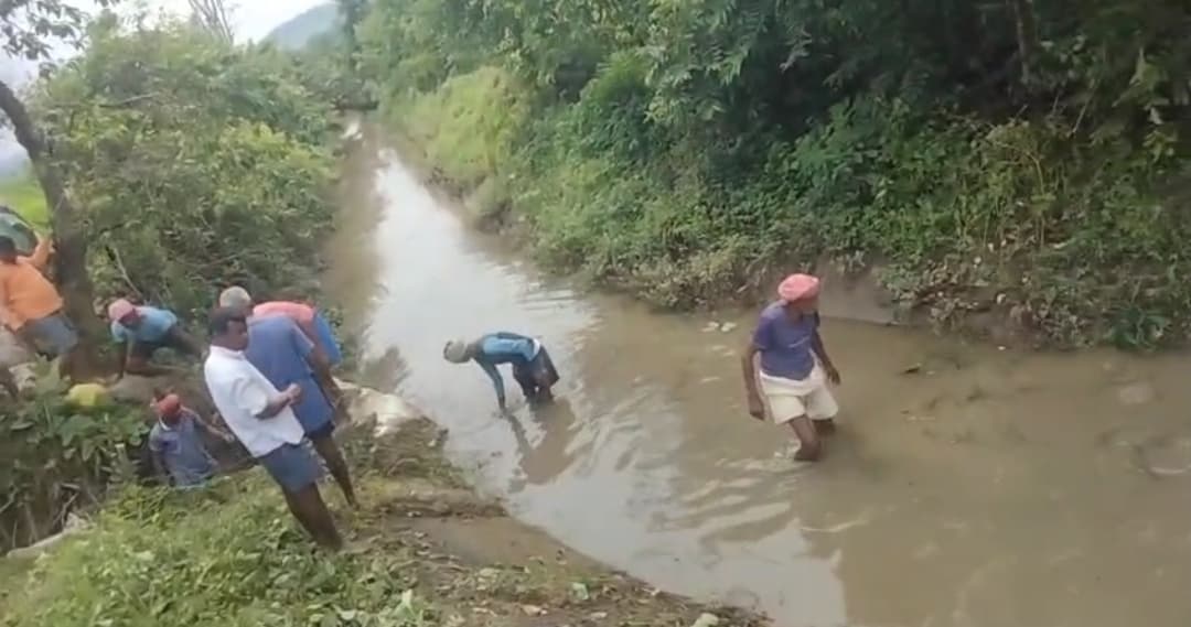 श्रमदान से नहर की सफाई और मरम्मत की