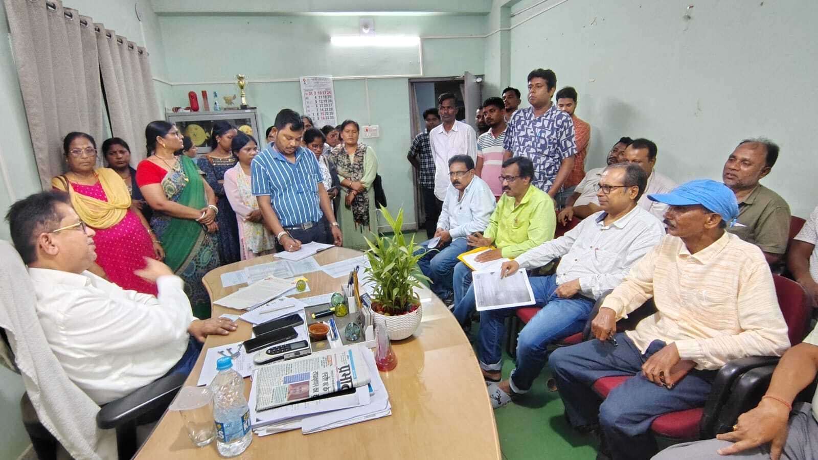 डॉ सुनील कुमार सिंह को हटाने की मांग पर अड़े स्वास्थ्यकर्मी