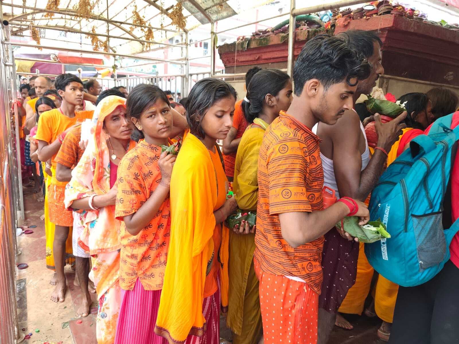 फौजदारी बाबा के दरबार में लगा भक्तों का रेला