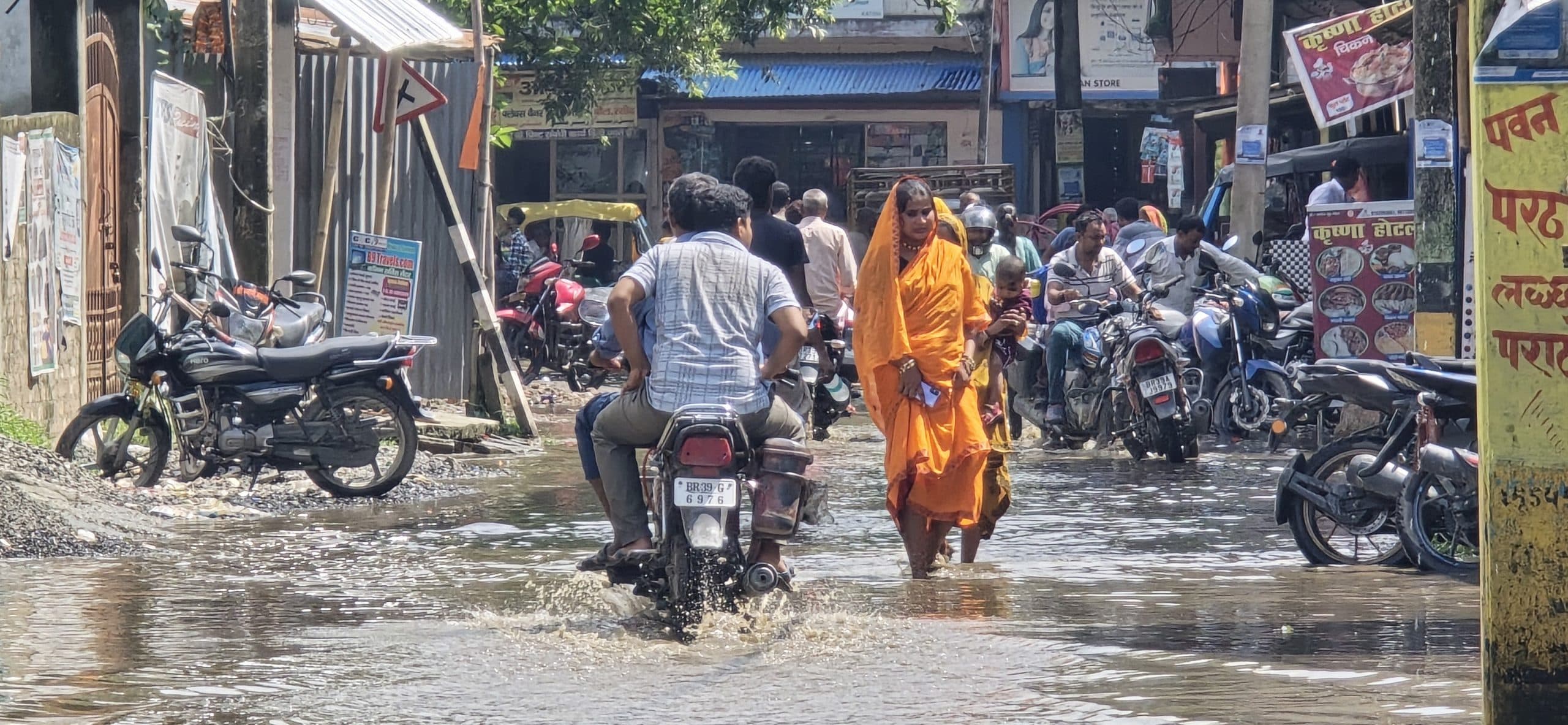 बारिश से आजमनगर बाजार की सड़क पर जलजमाव