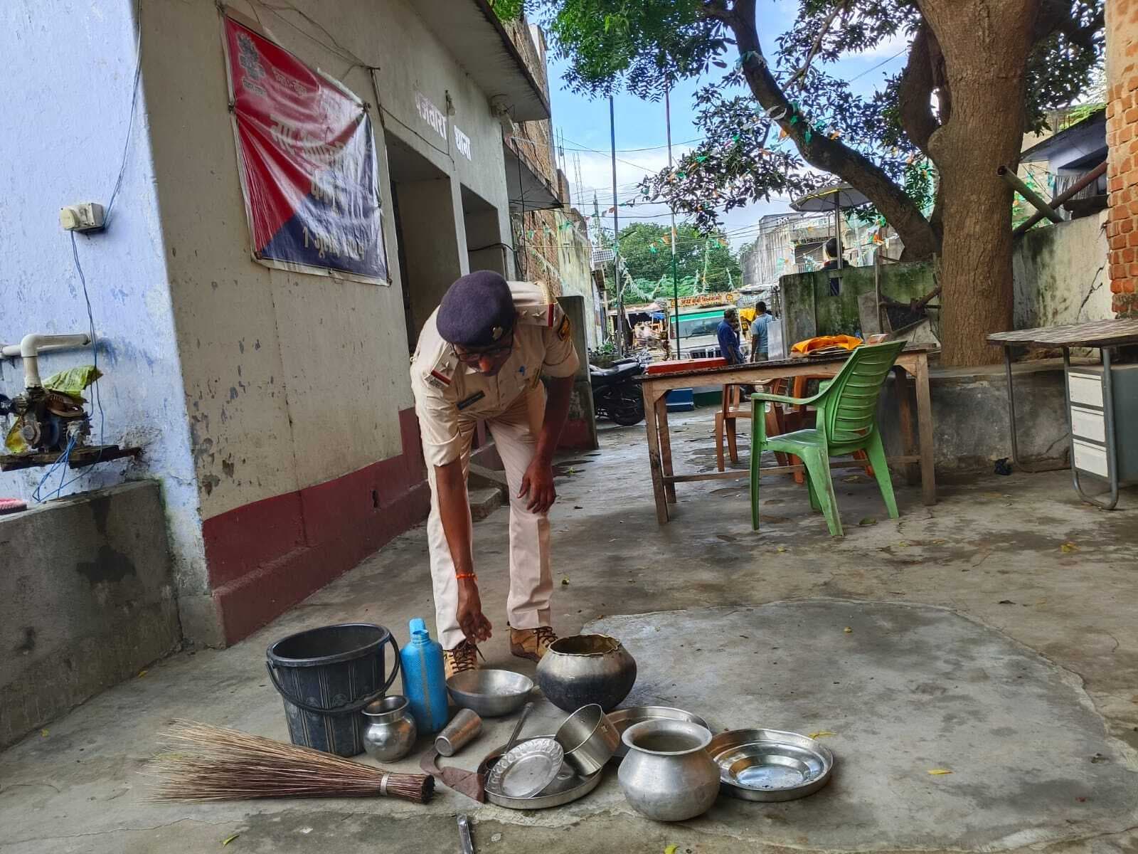 पंजवारा में फरार आरोपित के घर कुर्की