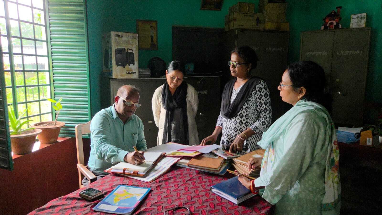 फर्जी वाउचर से प्रधानाध्यापिका के निजी बैंक खाते में ली गयी राशि, नकद भी निकले