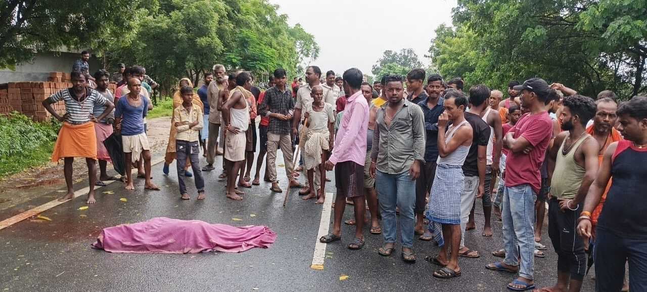 तेज रफ्तार वाहन के धक्के से महिला की मौत, आक्रोशितों ने सड़क घंटों किया जाम