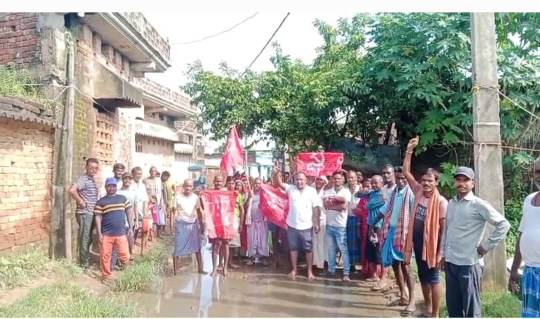 जलजमाव को लेकर ग्रामीणों ने किया प्रदर्शन