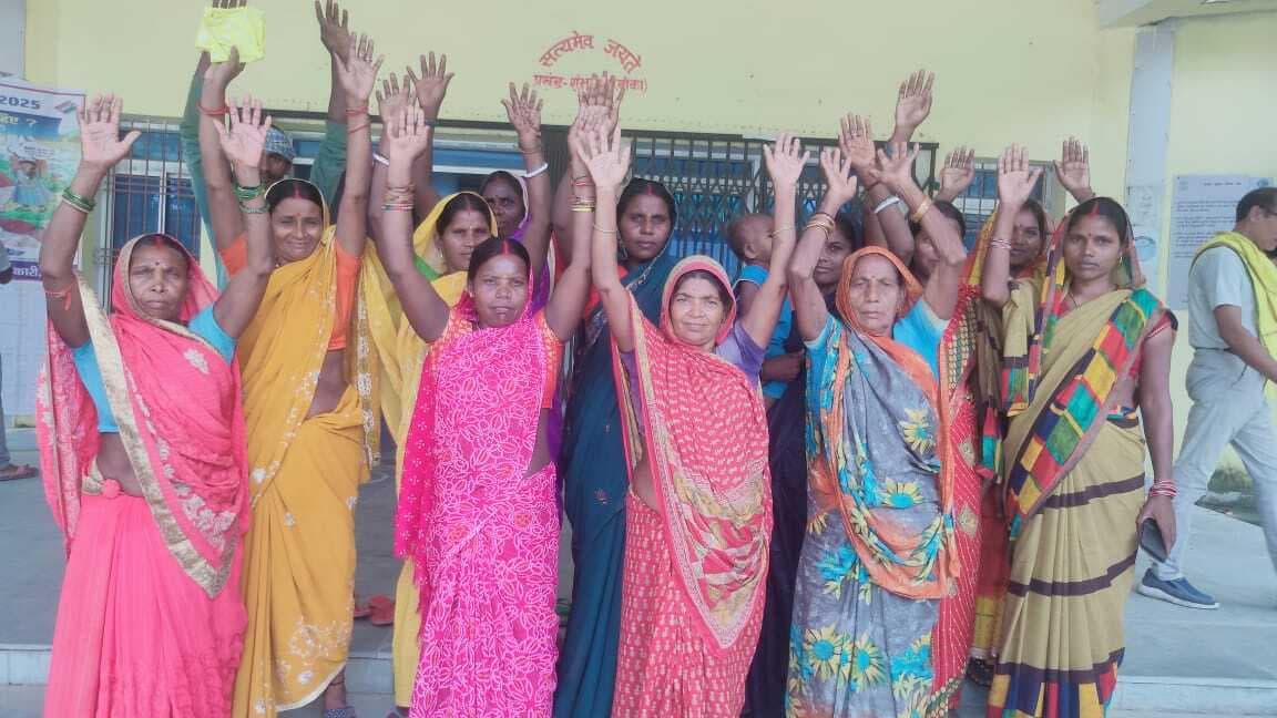 रास्ते की मांग को लेकर महिलाओं ने प्रखंड मुख्यालय में किया प्रदर्शन