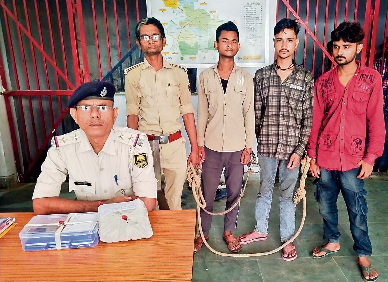 Gopalganj News : नेपाल से डेढ़ करोड़ की चरस की खेप लेकर वैशाली जा रहे थे ड्रग्स पेडलर