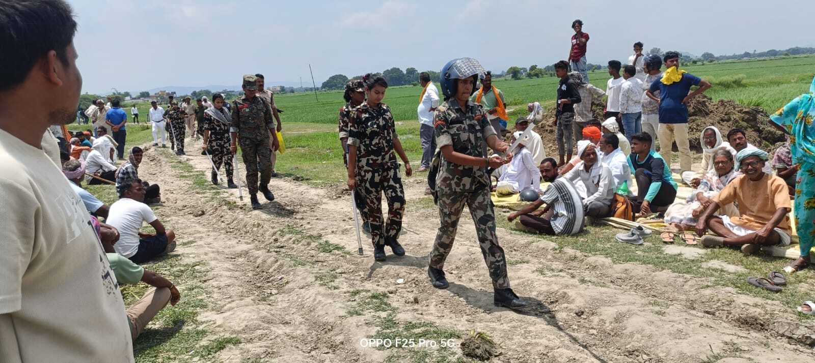 Kaimur News : किसानों ने दूसरे दिन धरना-पदर्शन कर एक्सप्रेसवे निर्माण का काम रोक