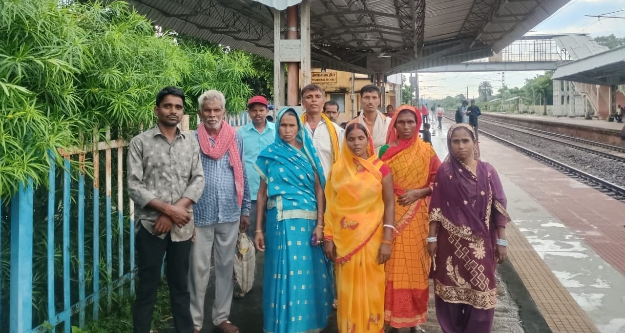 धरना में शामिल होने के लिए स्वच्छता पर्यवेक्षक पटना रवाना