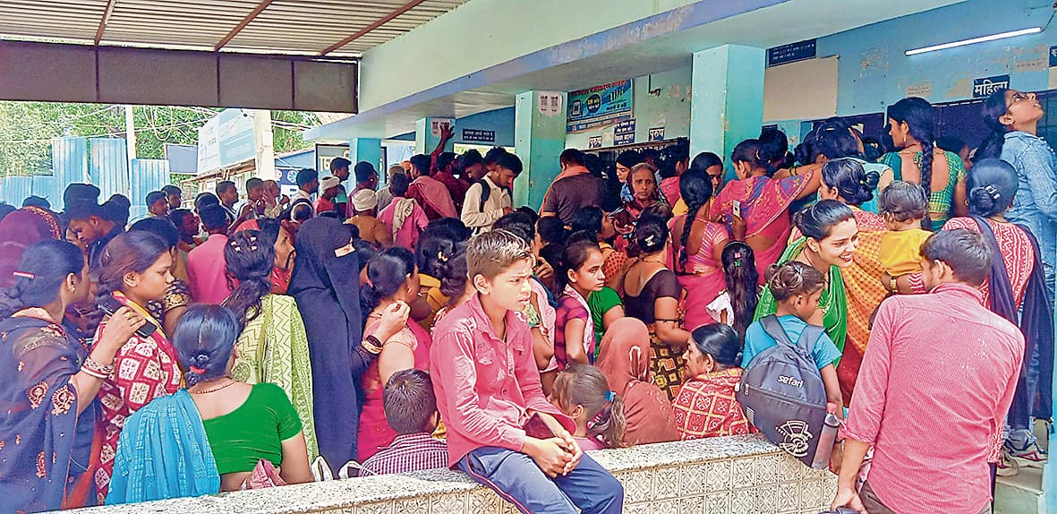 Saran News : वायरल की चपेट में आ रहे लोग, अस्पताल में बढ़ी भीड़