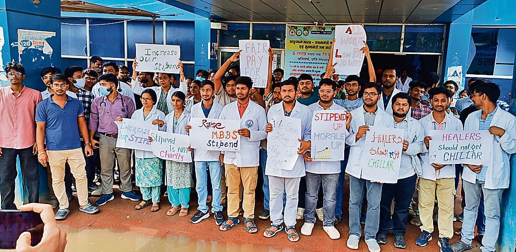 Gaya News : मगध मेडिकल अस्पताल में इंटर्न डॉक्टरों का स्टाइपेंड बढ़ाने को लेकर प्रदर्शन