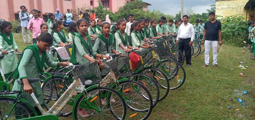 साइकिल मिलने से छात्र-छात्राओं में खुशी