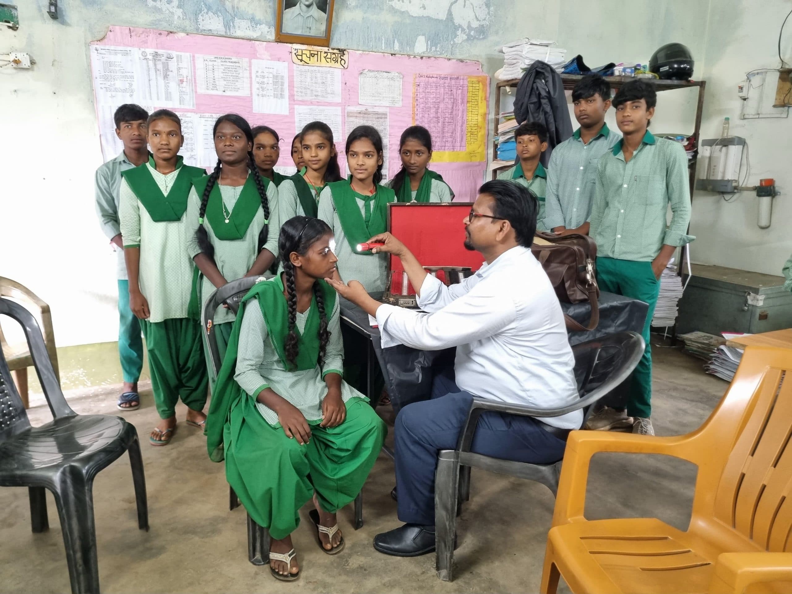 उउवि कालाझरिया में सैकड़ों छात्रों की हुई नेत्र जांच