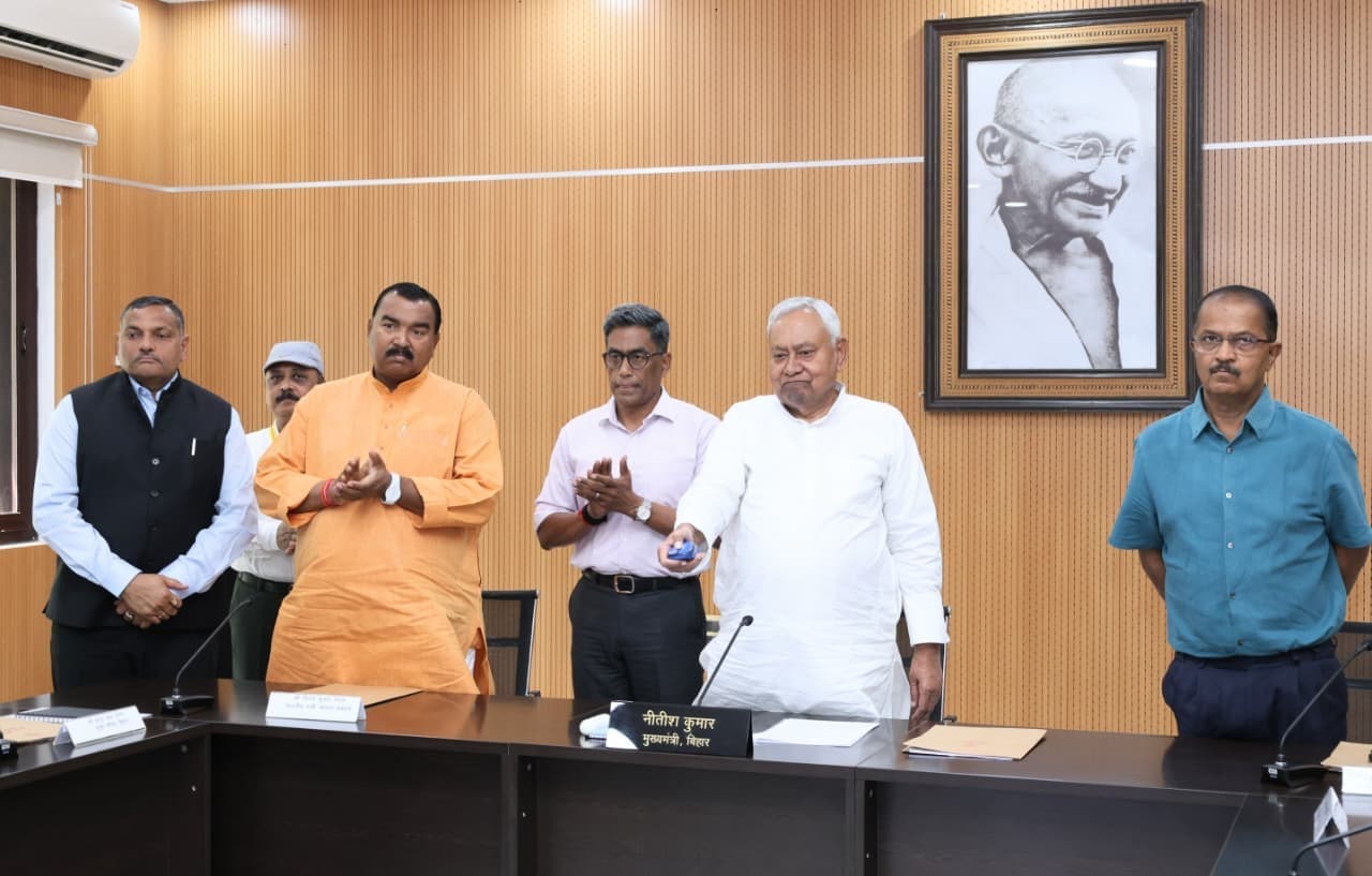 बाढ़ प्रभावित परिवार को मिली अनुग्रह राशि: मंत्री