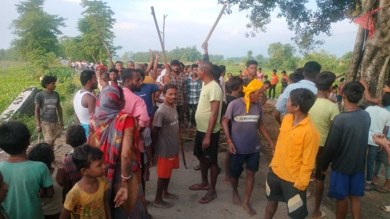 पूजा स्थल के झंडा जलाने के विरोध में आक्रोशित लोगों ने किया सड़क जाम