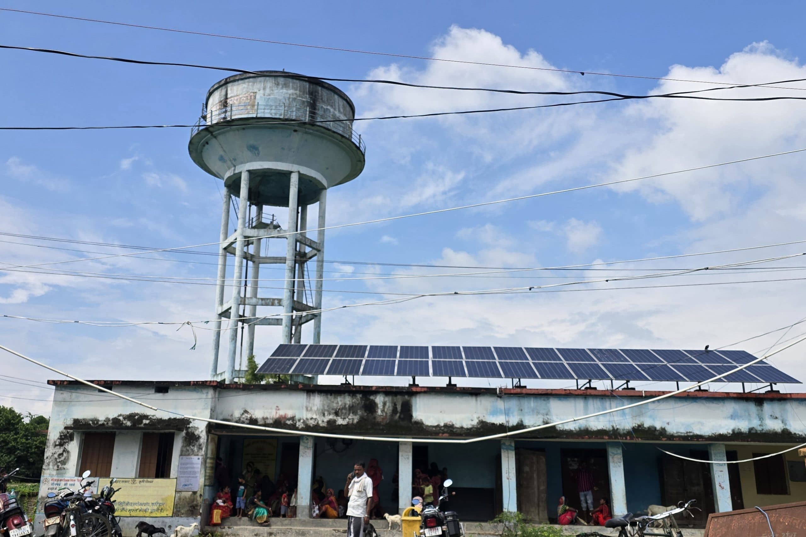 लाखों की लागत से बनी टंकी से ग्रामीणों को नहीं मिल रहा शुद्ध पानी