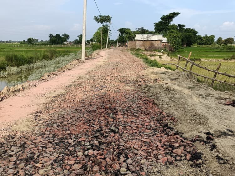 Madhubani News : ब्रह्मपुर से किसनीपट्टी गांधी टोल तक सड़क निर्माण में बरती जा रही अनियमितता