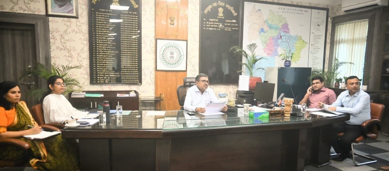 Bokaro News : सभी योजनाओं को समय पर करें पूरा : उपायुक्त