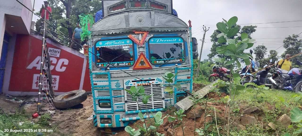 Bokaro News : सड़क दुर्घटना में बाइक सवार तीन युवक घायल