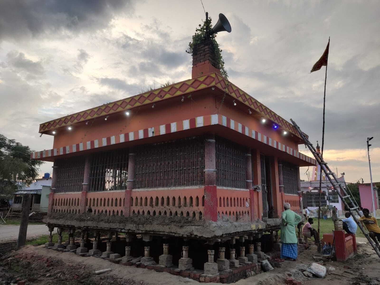 31 साल पुराना मंदिर को जैक से चार फीट उठाया गया ऊपर