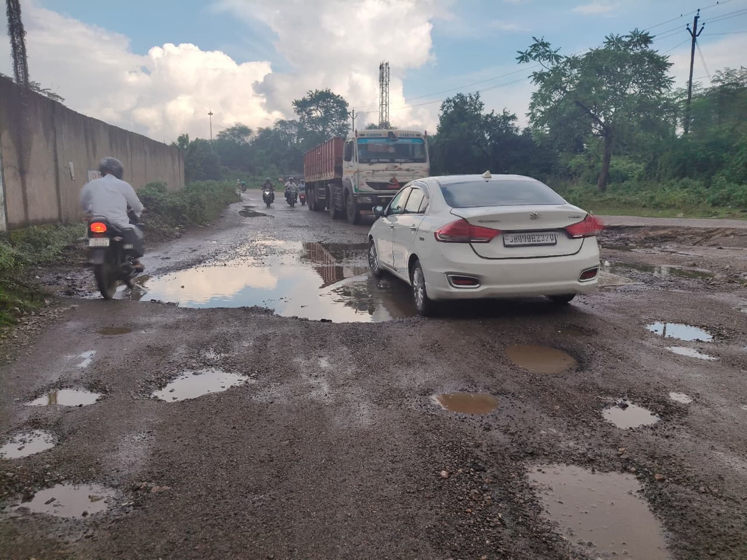 Bokaro News : बीएसएल सीइजेड गेट से दुगल गेट जाने वाली सड़क पर गड्ढे ही गड्ढे