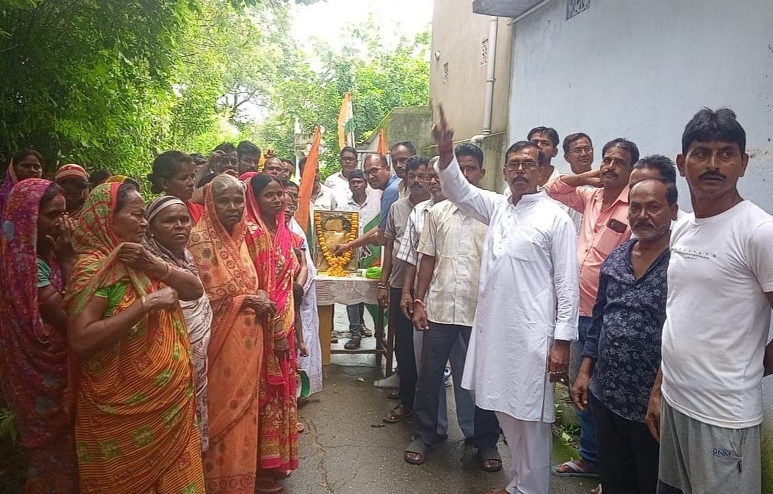 Bokaro News : कांग्रेस ने पूर्व पीएम राजीव गांधी की जयंती मनायी, किया पौधरोपण