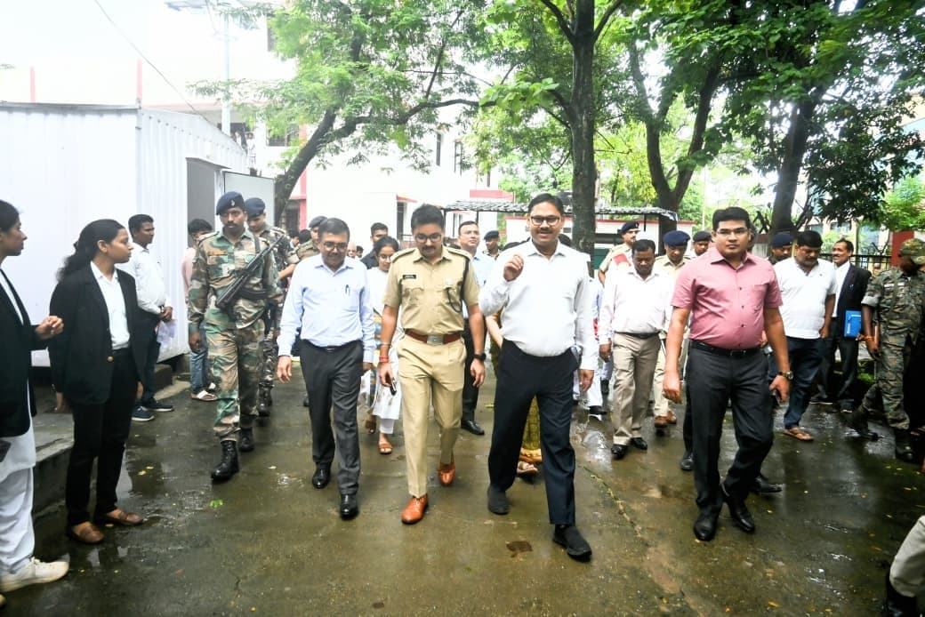 Bokaro News : व्यवहार न्यायालय परिसर की साफ-सफाई का रखें ध्यान : उपायुक्त