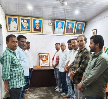 राजीव गांधी जयंती पर कांग्रेस कार्यकर्ताओं ने दी श्रद्धांजलि