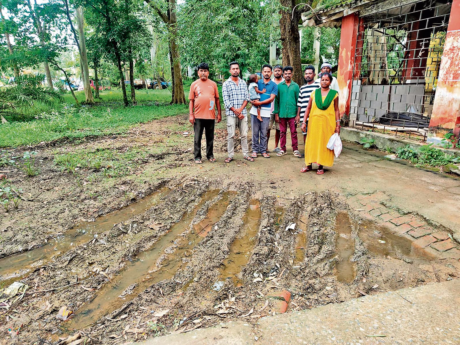 Chaibasa News : कराइकेला उपस्वास्थ्य केंद्र बदहाल, न डॉक्टर, न ही मरीजों के लिए बेड