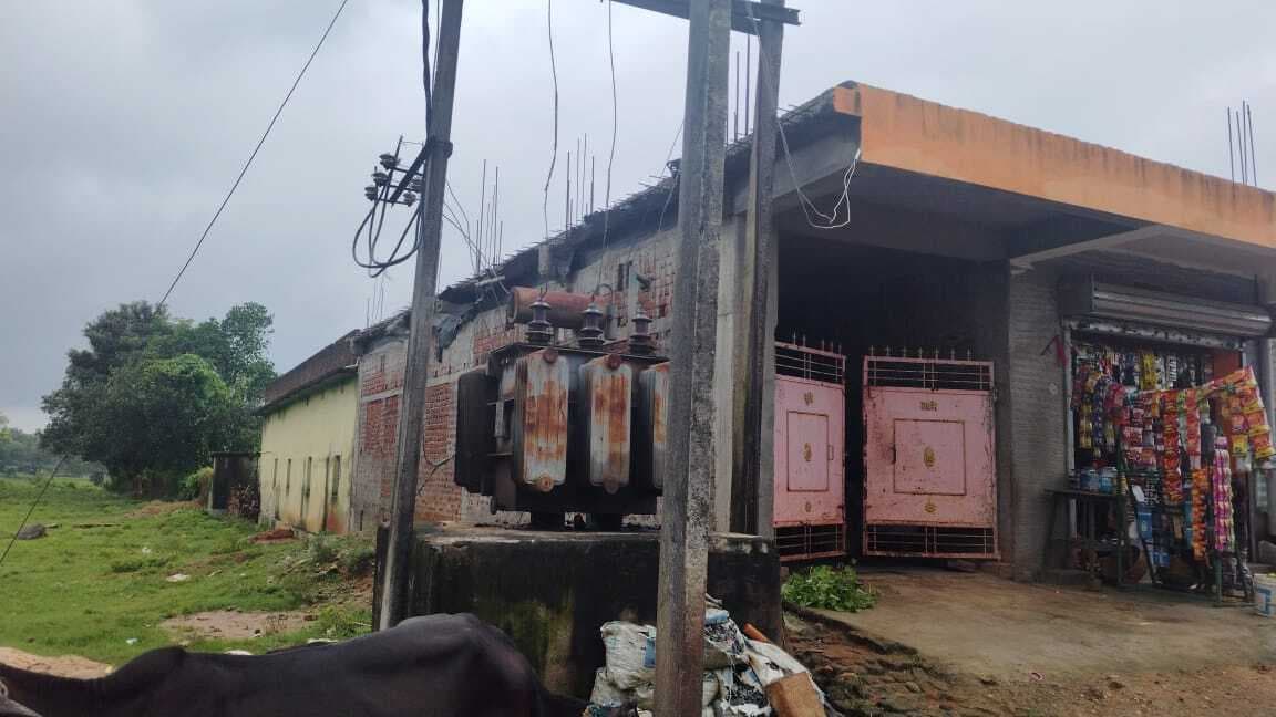 Giridih News: ट्रांसफॉर्मर जलने से अंधेरे में डूबा सरिया का बलीडीह