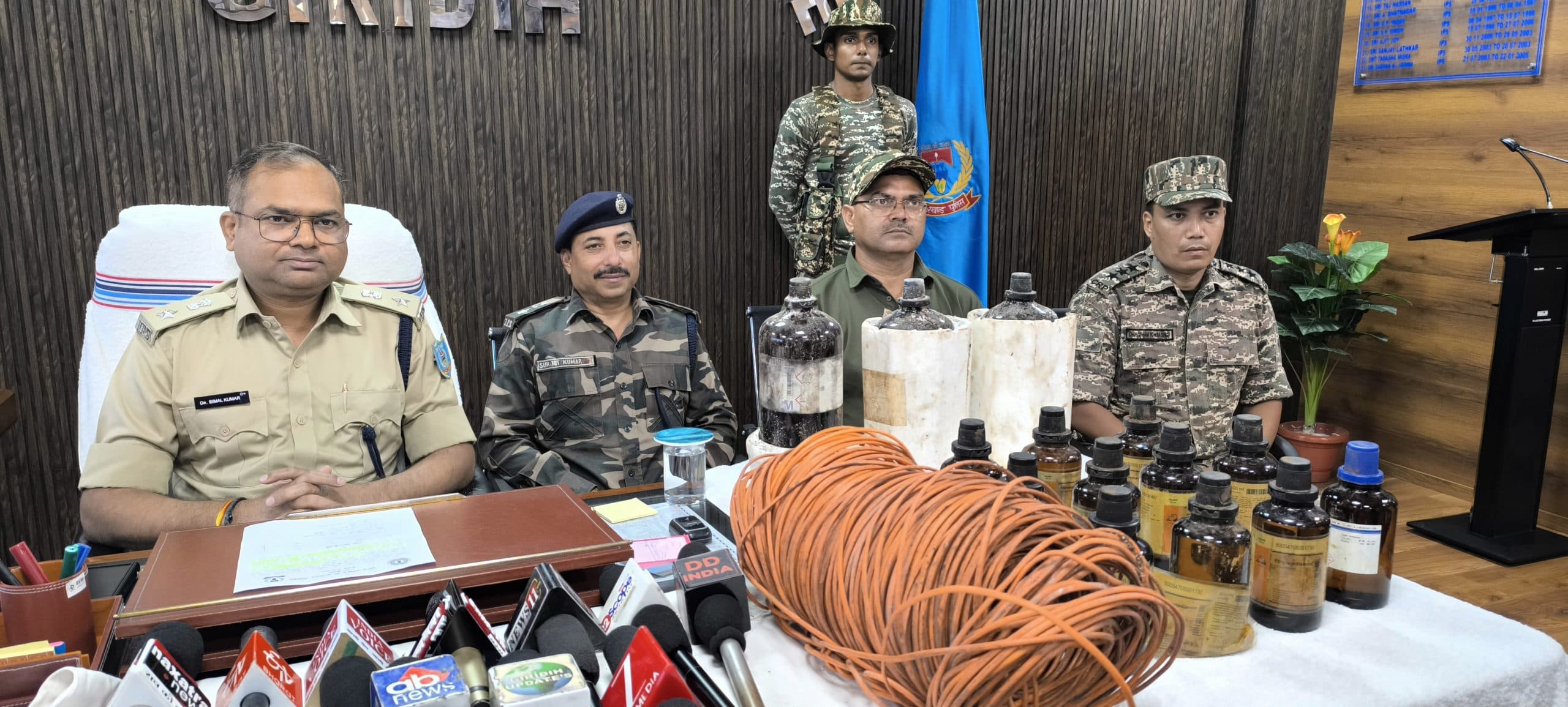 Giridih News: नक्सलियों की साजिश नाकाम, पारसनाथ जंगल से भारी मात्रा में विस्फोटक बरामद