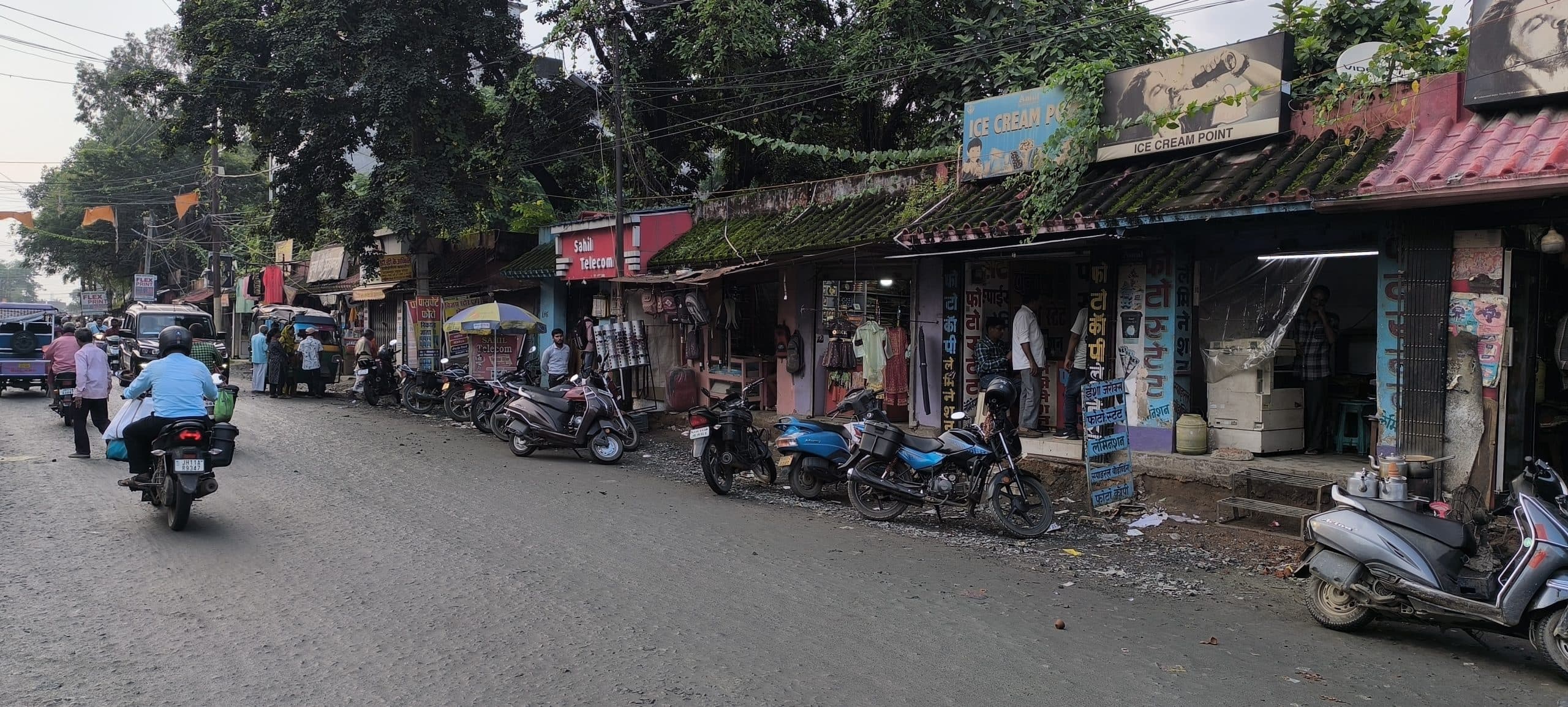 Giridih News: फोरलेन चौड़ीकरण को लेकर दो दर्जन दुकानदारों को दुकान खाली करने का निर्देश