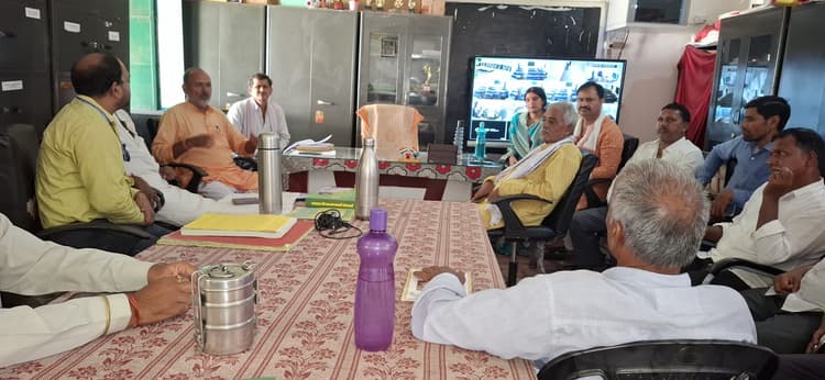 Giridih News: जनप्रतिनिधियों की टीम ने किया विद्यालय का निरीक्षण