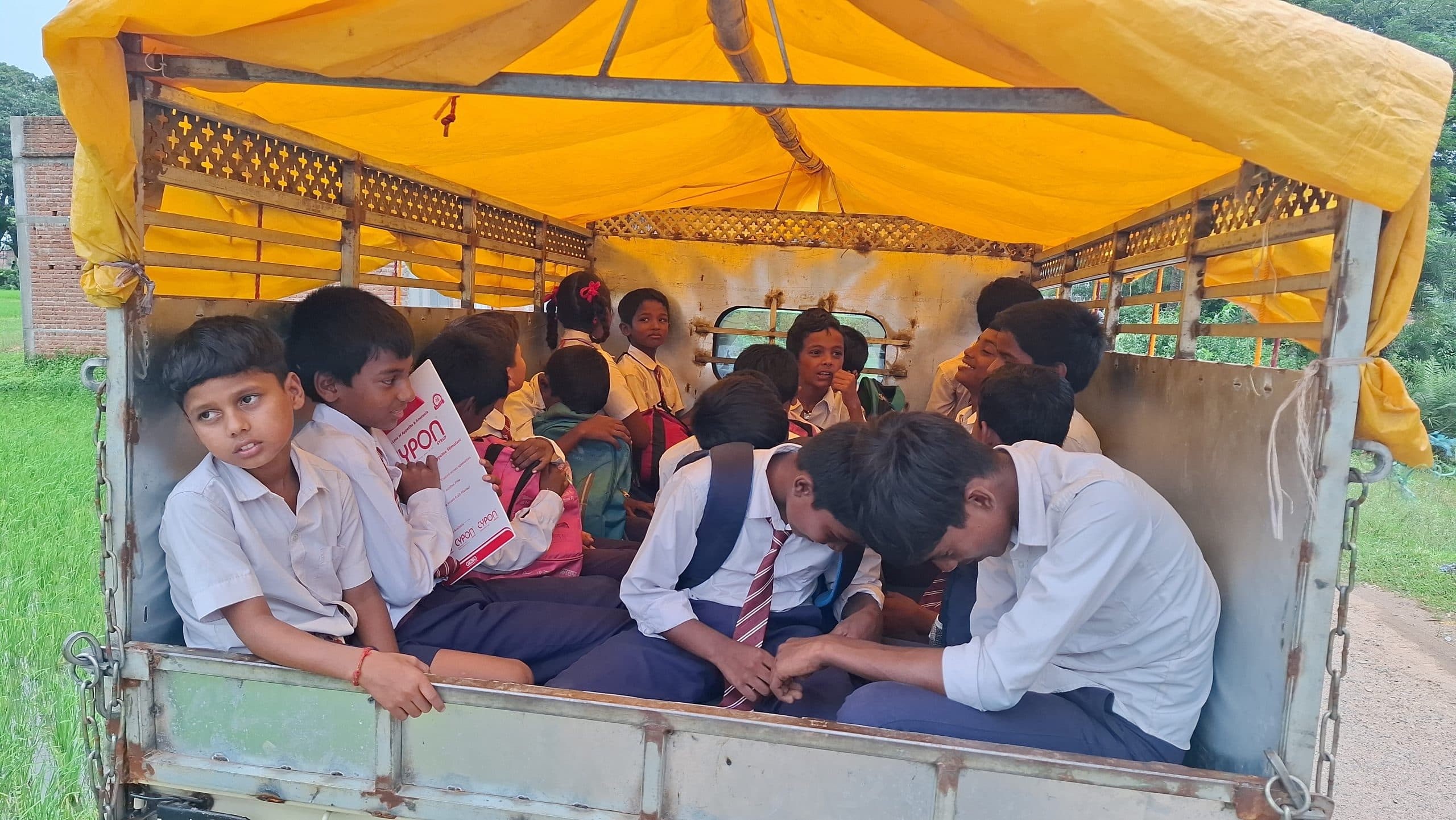 Giridih News: मालवाहक में भरकर स्कूल ले जाये जा रहे स्कूली बच्चे