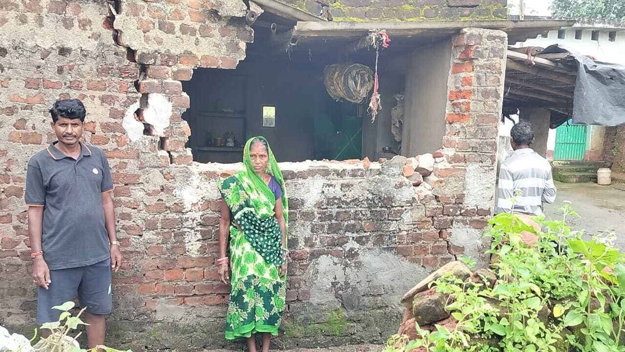 Giridih News: हाथियों ने देर रात पोखरिया गांव में मचाया उत्पात, घरों को तोड़ा