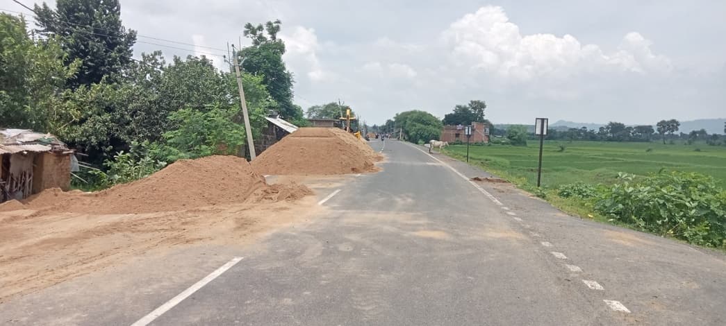 ठाकुरगंगटी क्षेत्र में बेलगाम बालू माफिया, सड़कों पर खुलेआम हो रहा कारोबार
