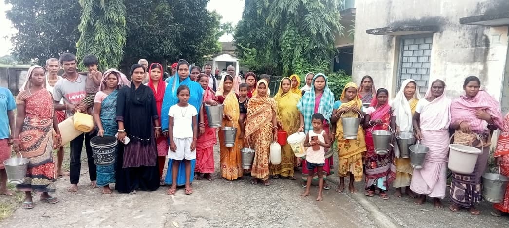 बाल्टी-बर्तन लेकर ग्रामीणों ने किया प्रदर्शन