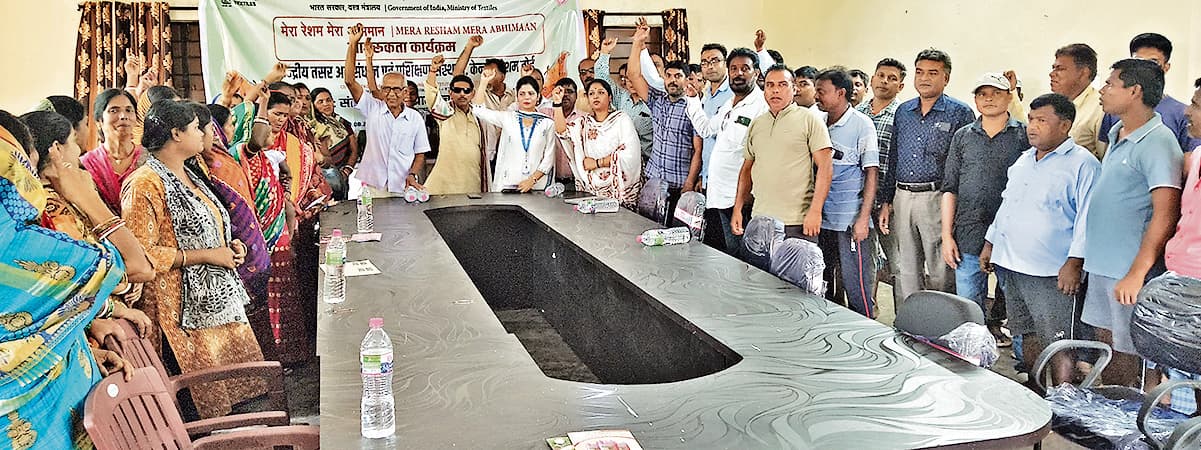 Chaibasa News : तसर प्रशिक्षण से बढ़ेगी किसानों की आय