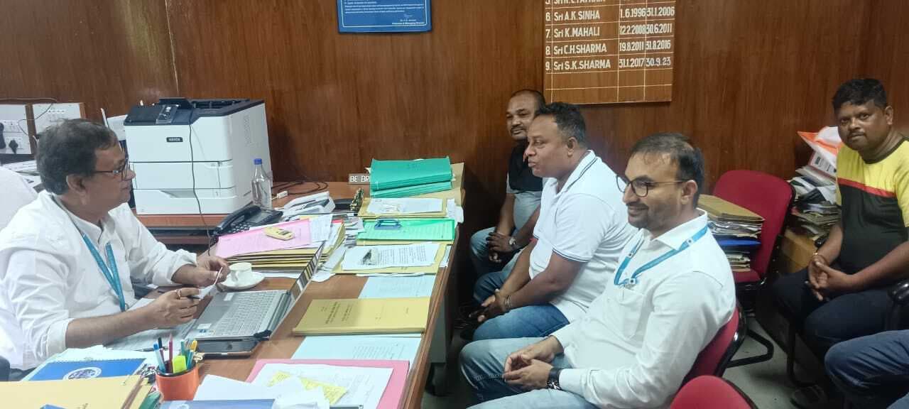 East Singhbhum News : यूसिल प्रबंधन ने अस्थायी सफाई कर्मियों की मांगों पर सहमति जतायी