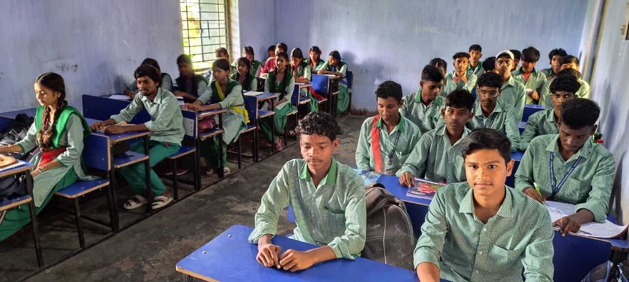 East Singhbhum News : शिक्षकों की कमी से पढ़ाई प्रभावित ट्यूशन व कोचिंग के भरोसे बच्चे